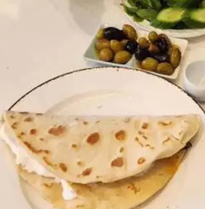 منقوشة لبنة ومكدوس